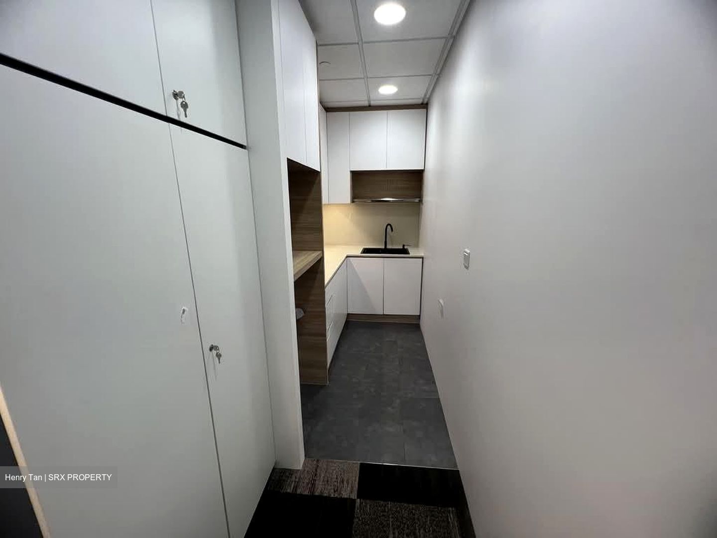 111 Somerset (D9), Office #581719371